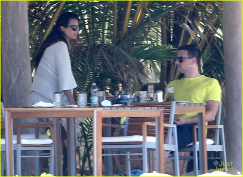 lea-michele-cory-monteith-vacation-in-mexico-18.jpg