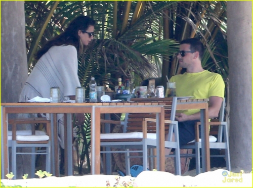 lea-michele-cory-monteith-vacation-in-mexico-19.jpg