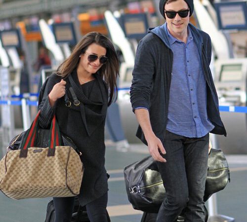 Candids: Lea Michele e Cory Monteith no Aeroporto Internacional de Vancouver