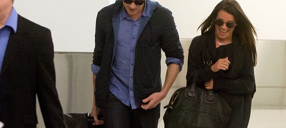Lea Michele e Cory Monteith desembarcando em LA