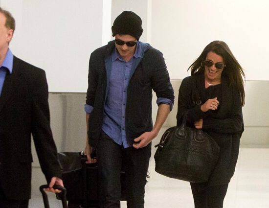 Lea Michele e Cory Monteith desembarcando em LA