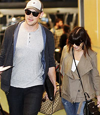 CANDIDS: Lea Michele e Cory Monteith no aeroporto de Vancouver
