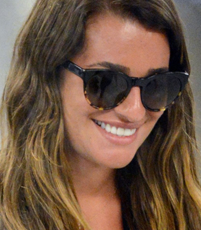 CANDIDS: Lea Michele desembarca no LAX Airport