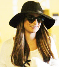 CANDIDS: Lea Michele deixando um prédio comercial em Los Angeles