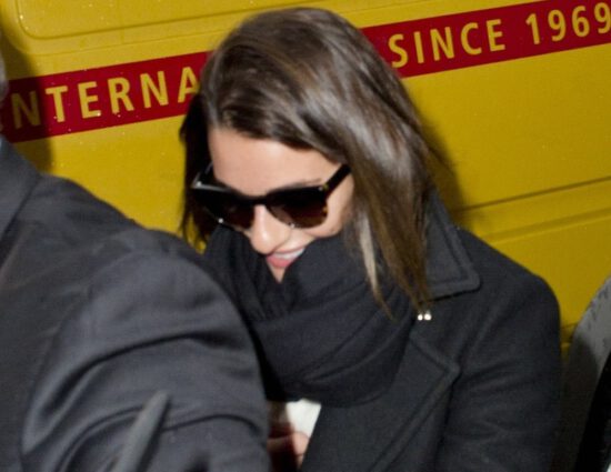 [Candids] Lea Michele e Chord Overstreet chegam juntos em Nova York