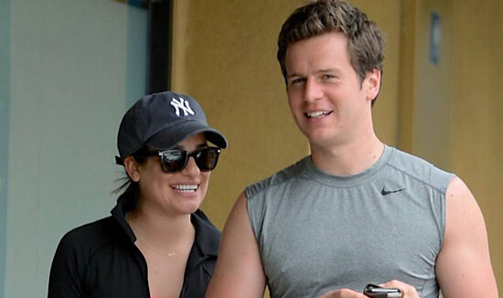 [CANDIDS] Lea Michele e Jonathan Groff tomando suco após caminhada