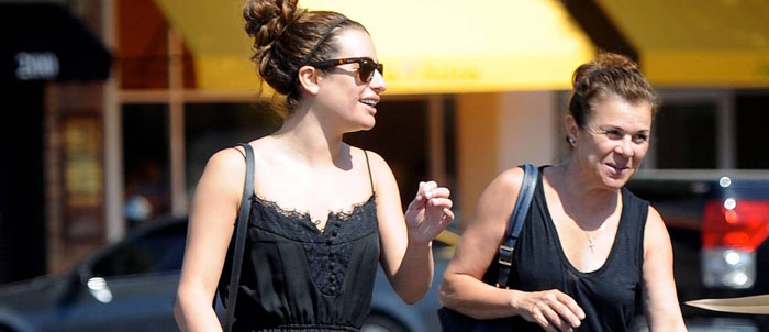 [CANDIDS] Lea Michele e sua mãe deixando um salão de beleza