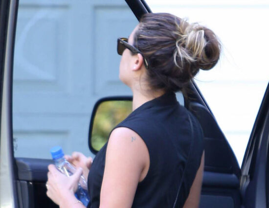 [CANDIDS] Lea Michele chegando na casa de um amigo