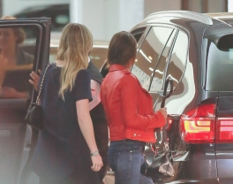 [FOTOS] Lea Michele indo jantar com seus amigos
