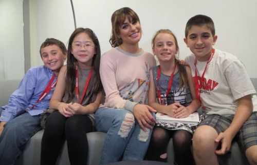 Lea Michele é entrevistada por crianças de projeto nova yorkino