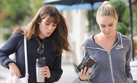 [CANDIDS] Lea Michele e Becca Tobin deixando o Le Pain Quotidien