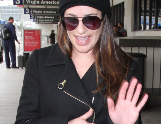 [CANDIDS] Lea Michele desembarcando no aeroporto de Los Angeles