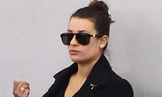 [CANDIDS] Lea Michele no aeroporto JFK em Nova York