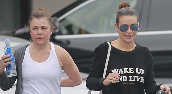 [FOTOS] Lea Michele com a mãe, Edith, deixando uma academia da SoulCycle
