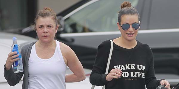 [FOTOS] Lea Michele com a mãe, Edith, deixando uma academia da SoulCycle