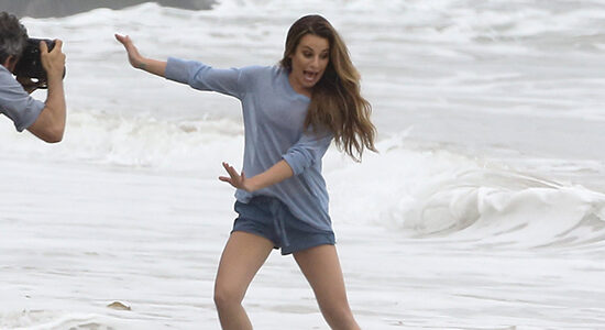[Candids] Lea Michele durante um photoshoot na praia de Malibu