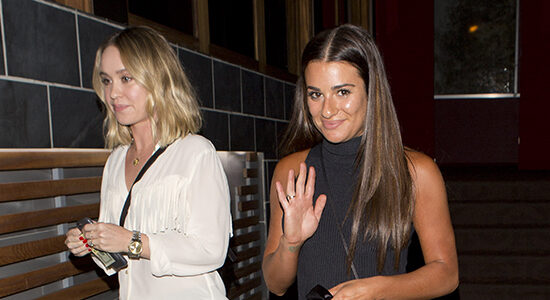 [Candids] Lea Michele e Becca Tobin saindo do restaurante ‘ROKU Sunset’ em West Hollywood
