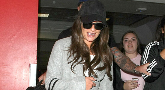 [Candids] Lea Michele chegando ao aeroporto LAX em Los Angeles