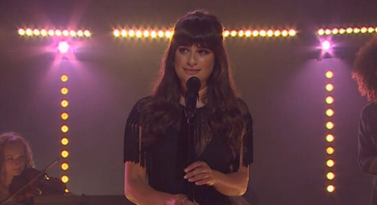 [Fotos/Videos] Lea Michele performa ‘Love Is Alive’ no programa ‘The Late Late Show with James Corden’