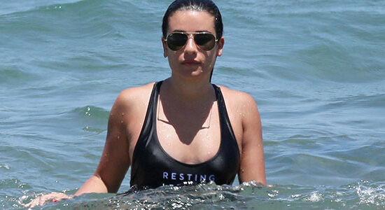 [Candids] Lea Michele, com amigas, na praia de Maui no Havaí