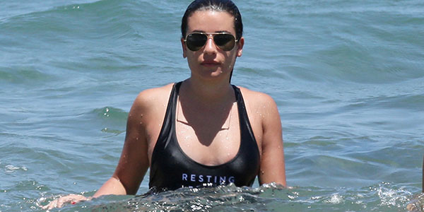 [Candids] Lea Michele, com amigas, na praia de Maui no Havaí