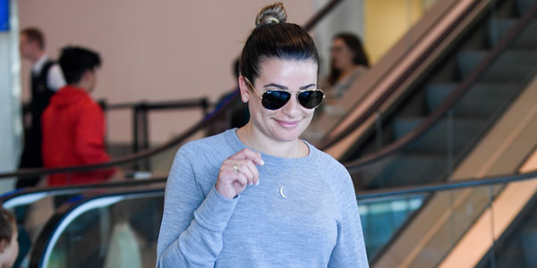 [Candids] Lea Michele no aeroporto LAX em Los Angeles