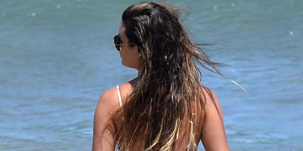 [Candids] Lea Michele na praia em Maui no Havaí