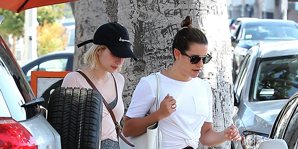 [Candids] Lea Michele e Emma Roberts nas ruas de Los Angeles