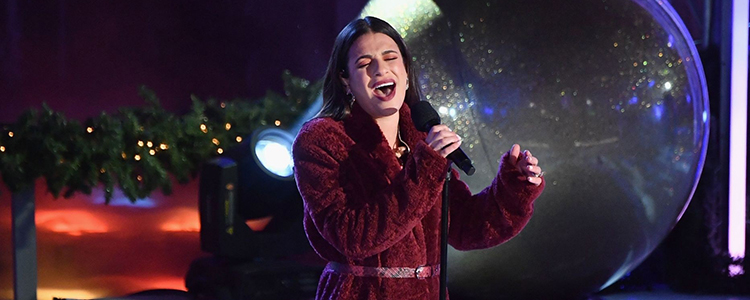 Lea Michele cantando no evento ‘Rockefeller Center Christmas Tree Lighting Ceremony’